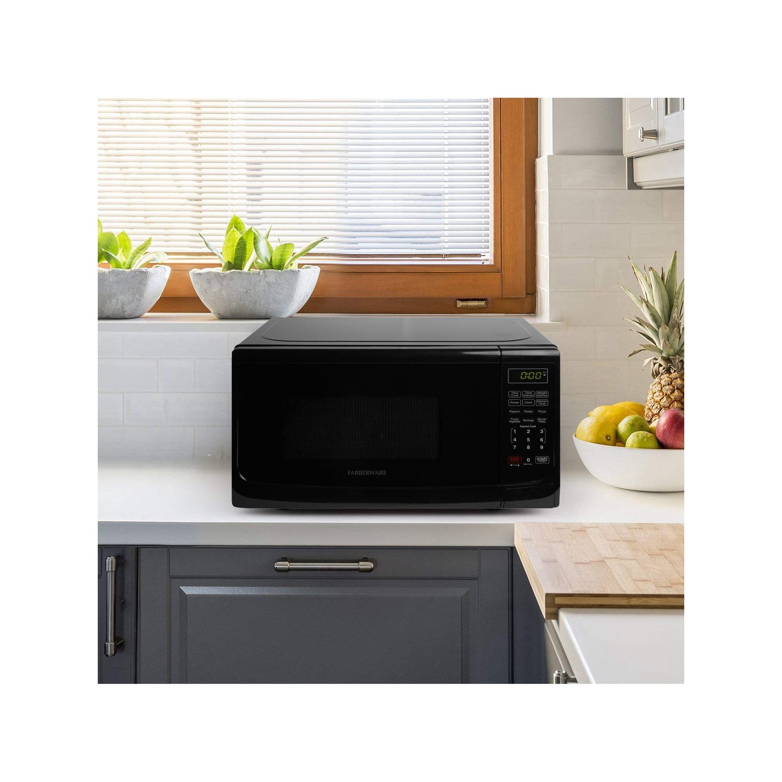 https://themarketdepot.com/wp-content/uploads/2023/01/Farberware-Classic-0.7-cu.-ft.-700W-Microwave-Oven-Black-6.jpeg